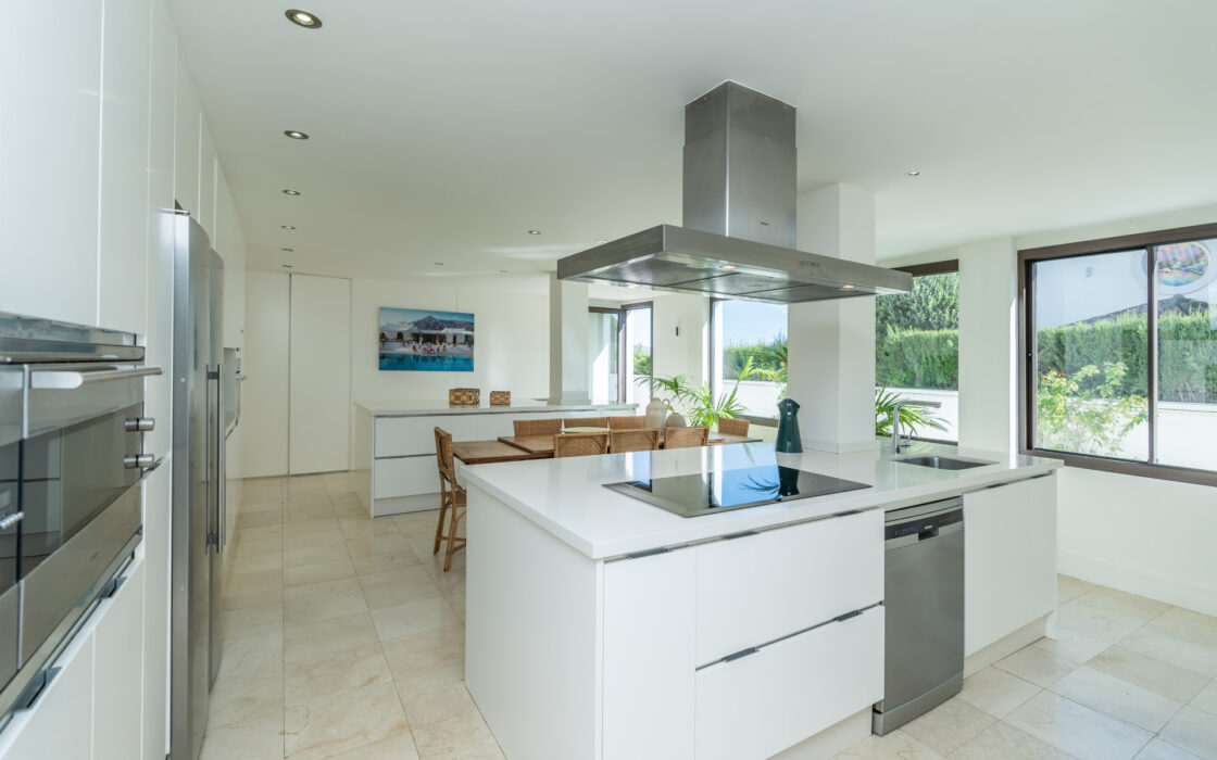 Элегантная вилла в районе Золотой мили с террасой 608 кв.м