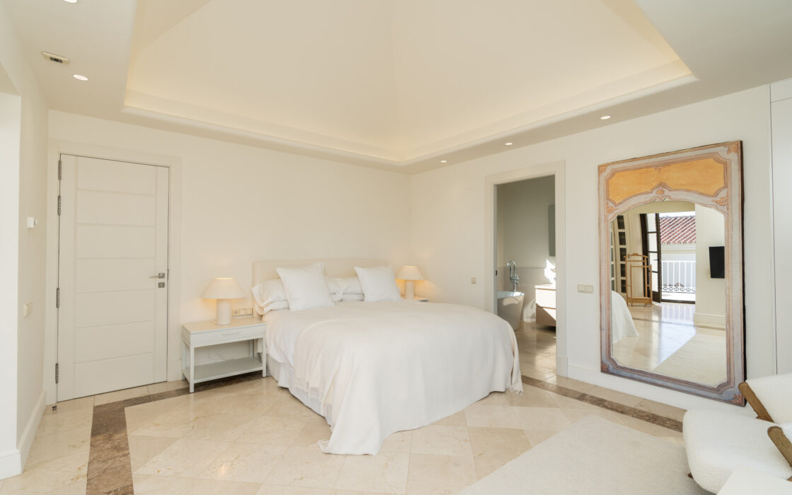 Элегантная вилла в районе Золотой мили с террасой 608 кв.м