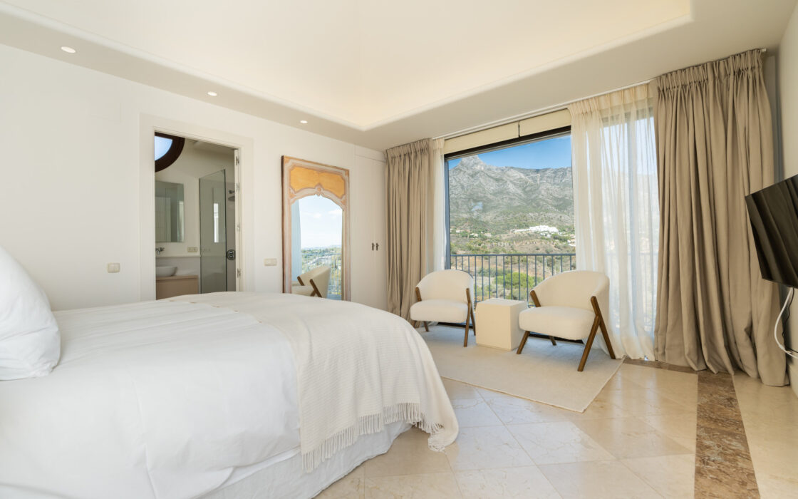 Элегантная вилла в районе Золотой мили с террасой 608 кв.м