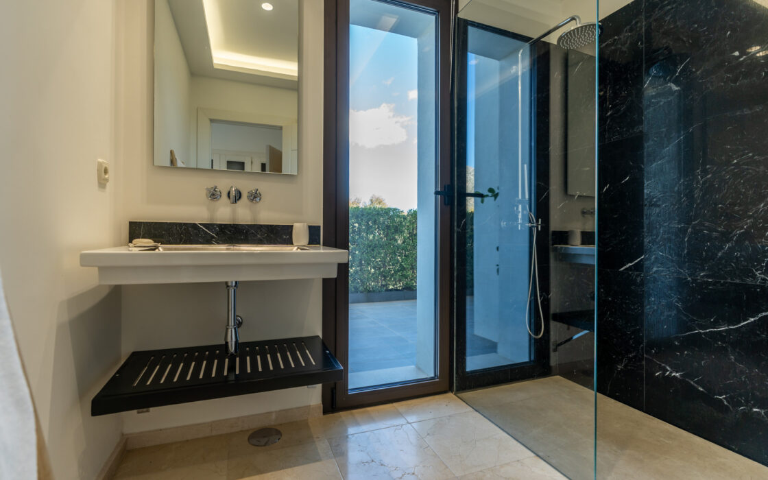 Элегантная вилла в районе Золотой мили с террасой 608 кв.м