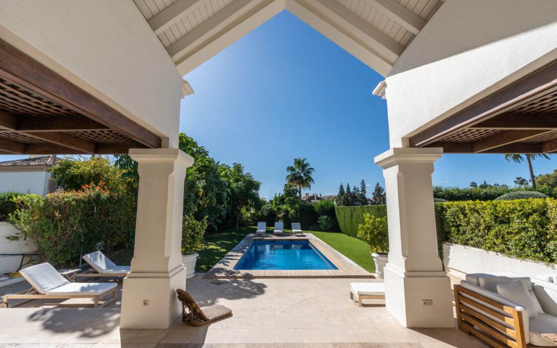 Элегантная вилла в районе Золотой мили с террасой 608 кв.м