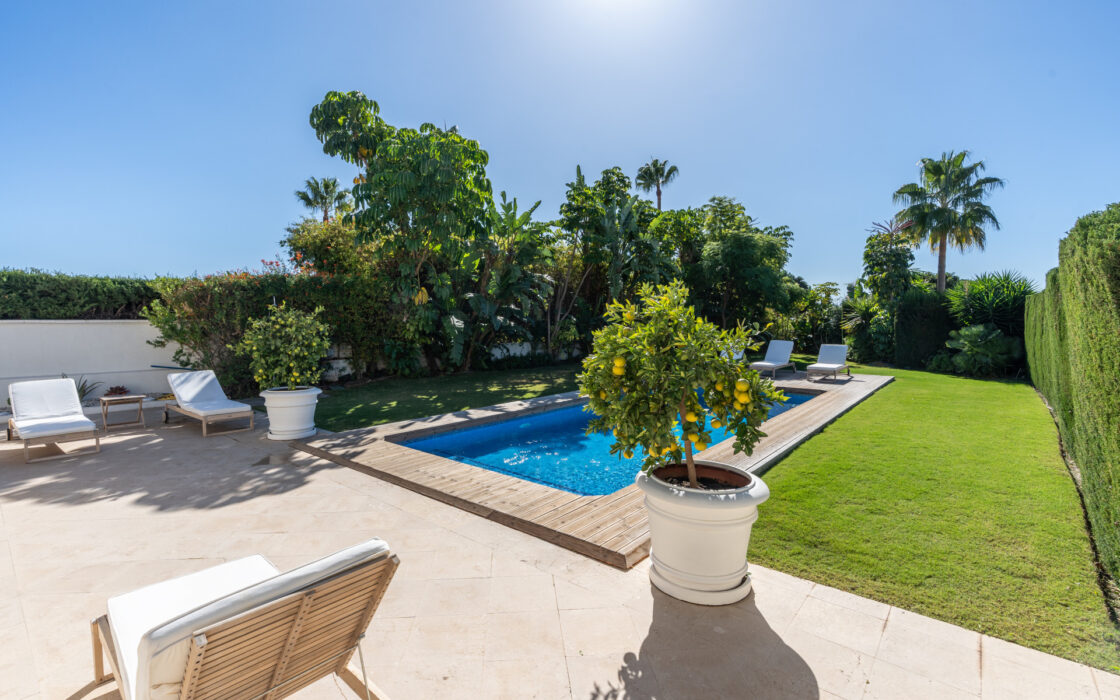 Элегантная вилла в районе Золотой мили с террасой 608 кв.м