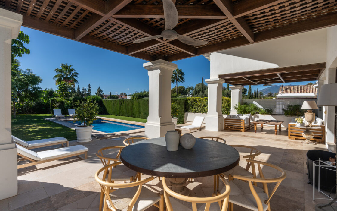 Элегантная вилла в районе Золотой мили с террасой 608 кв.м