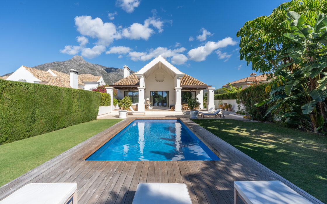 Элегантная вилла в районе Золотой мили с террасой 608 кв.м