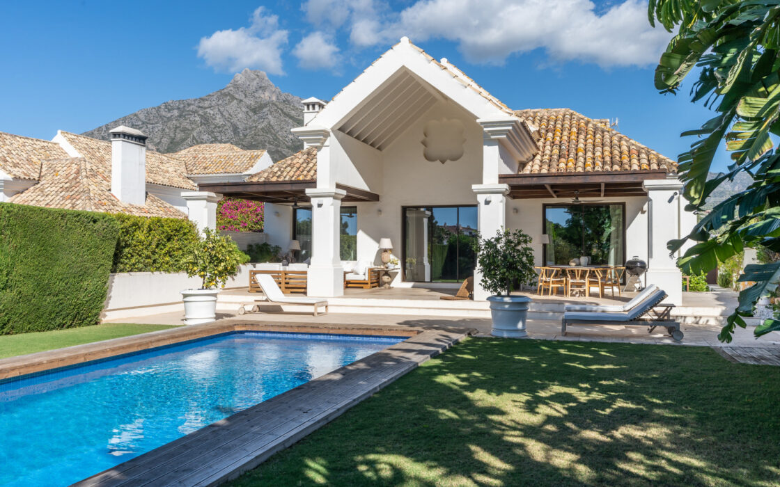 Элегантная вилла в районе Золотой мили с террасой 608 кв.м