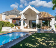 Элегантная вилла в районе Золотой мили с террасой 608 кв.м