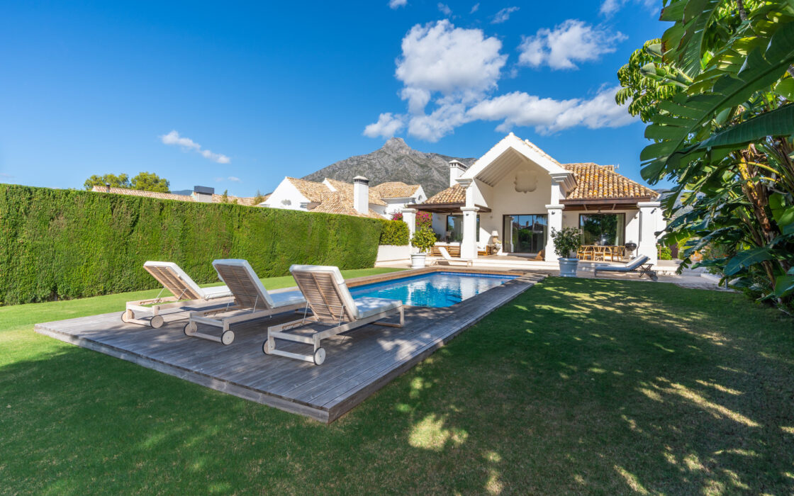 Элегантная вилла в районе Золотой мили с террасой 608 кв.м