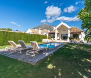 Элегантная вилла в районе Золотой мили с террасой 608 кв.м