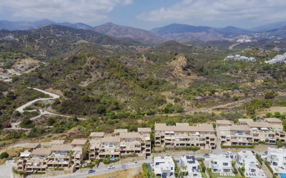 Просторная квартира 3+2 в Эстепоне с террасой у моря