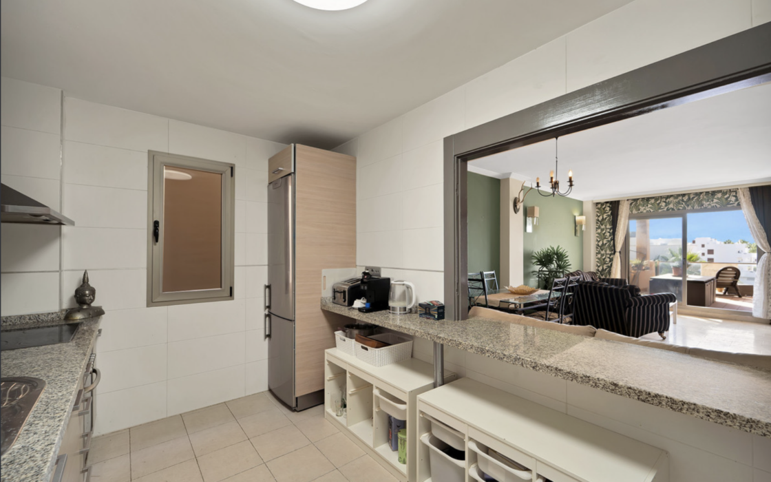 Просторная квартира 3+2 в Эстепоне с террасой у моря