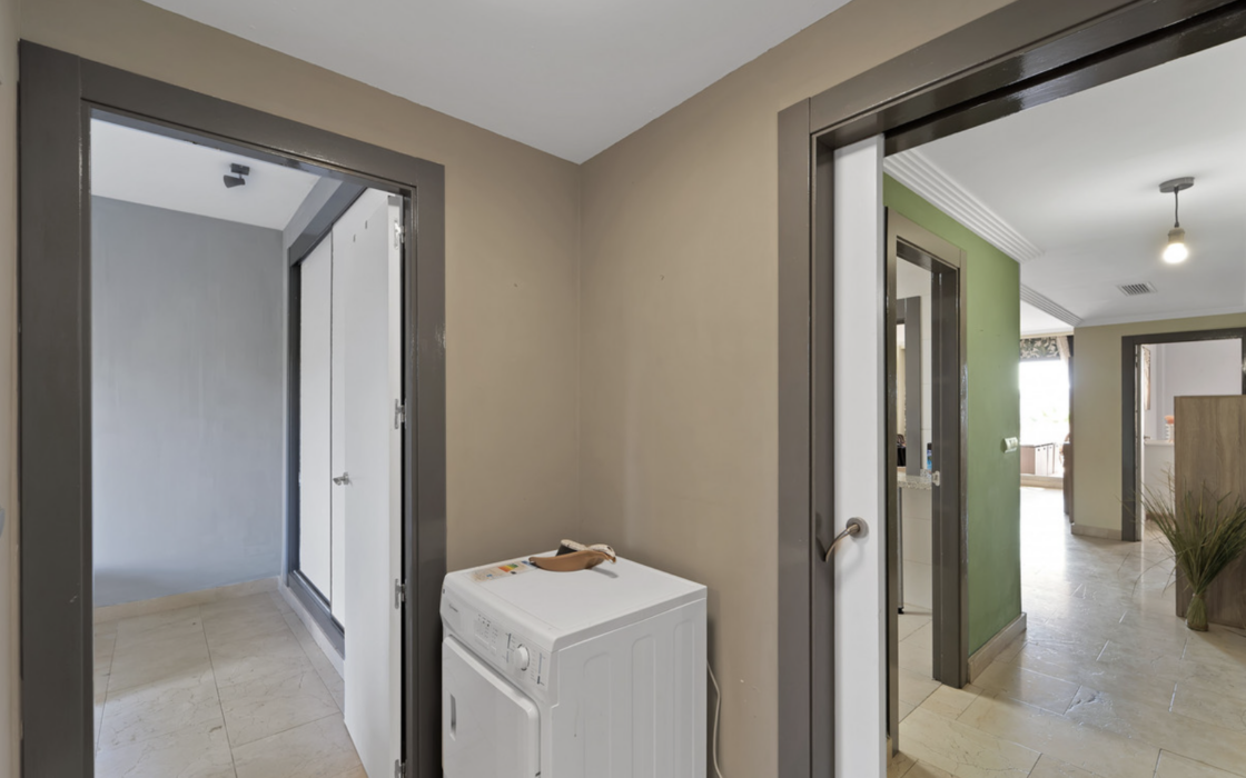 Просторная квартира 3+2 в Эстепоне с террасой у моря