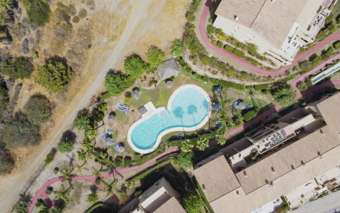 Просторная квартира 3+2 в Эстепоне с террасой у моря