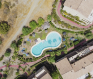 Просторная квартира 3+2 в Эстепоне с террасой у моря