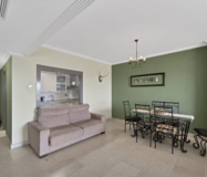 Просторная квартира 3+2 в Эстепоне с террасой у моря