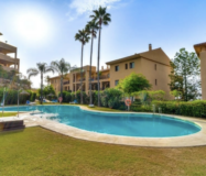 Просторная квартира 3+2 в Эстепоне с террасой у моря