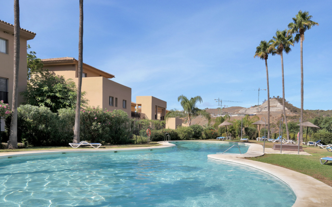 Просторная квартира 3+2 в Эстепоне с террасой у моря