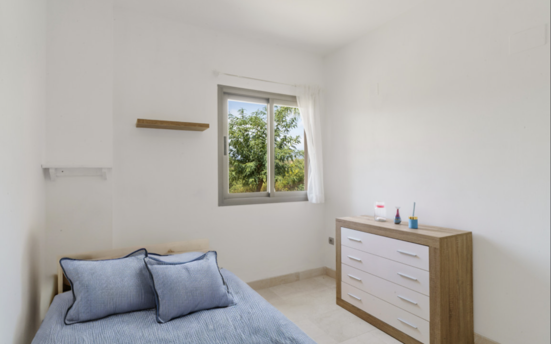 Просторная квартира 3+2 в Эстепоне с террасой у моря