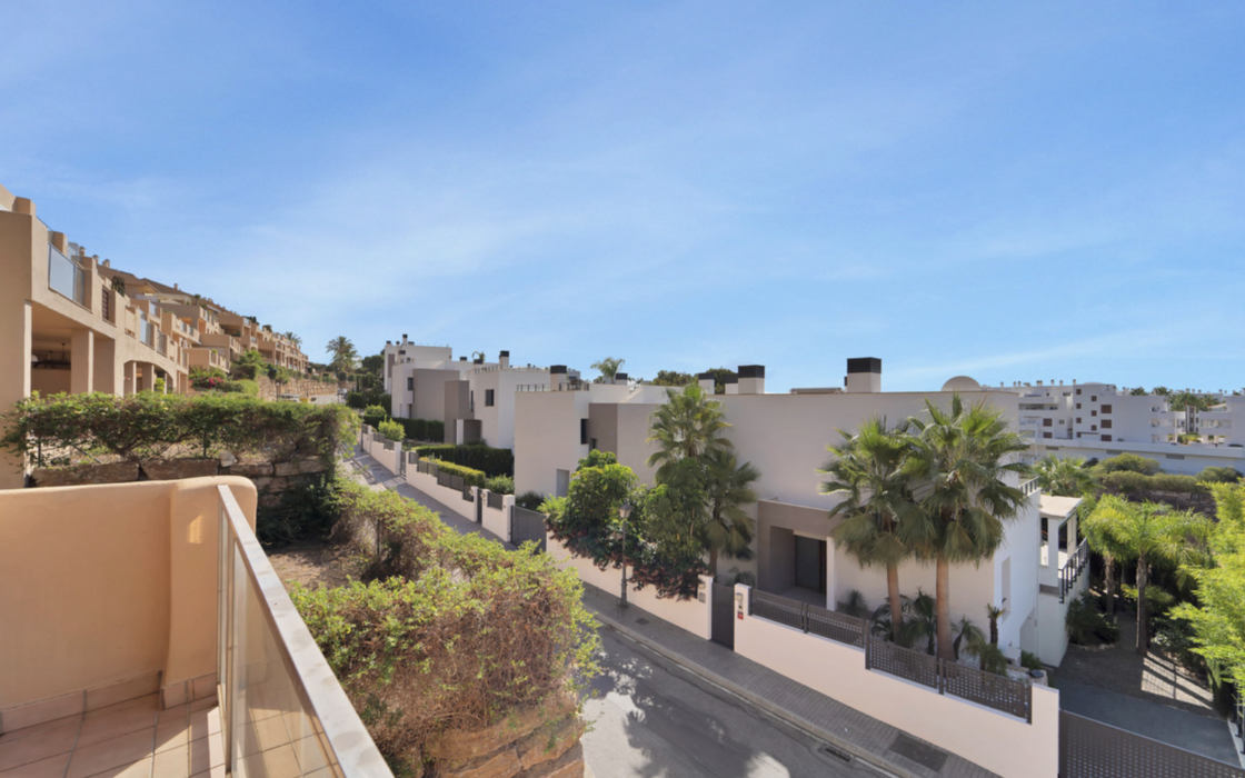 Просторная квартира 3+2 в Эстепоне с террасой у моря