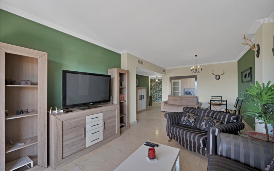 Просторная квартира 3+2 в Эстепоне с террасой у моря