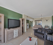 Просторная квартира 3+2 в Эстепоне с террасой у моря