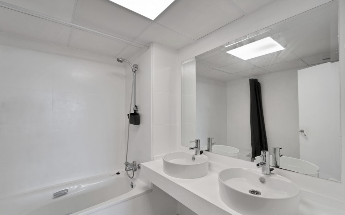 Просторная квартира 3+2 в Эстепоне с террасой у моря