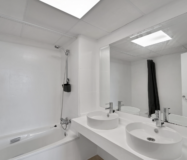 Просторная квартира 3+2 в Эстепоне с террасой у моря