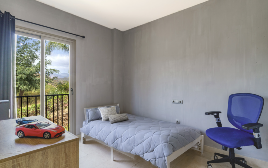 Просторная квартира 3+2 в Эстепоне с террасой у моря