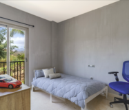 Просторная квартира 3+2 в Эстепоне с террасой у моря