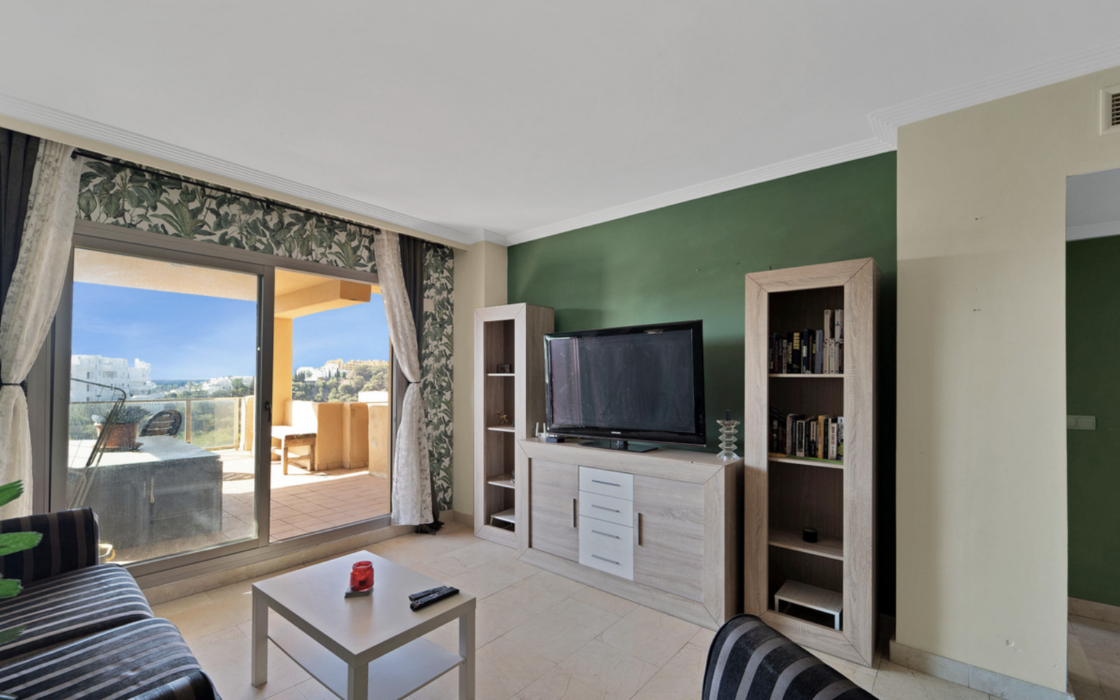 Просторная квартира 3+2 в Эстепоне с террасой у моря