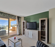 Просторная квартира 3+2 в Эстепоне с террасой у моря