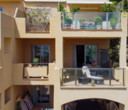 Просторная квартира 3+2 в Эстепоне с террасой у моря