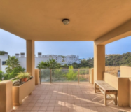 Просторная квартира 3+2 в Эстепоне с террасой у моря