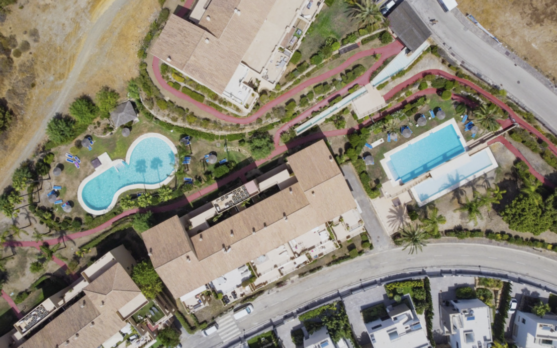 Просторная квартира 3+2 в Эстепоне с террасой у моря