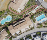 Просторная квартира 3+2 в Эстепоне с террасой у моря