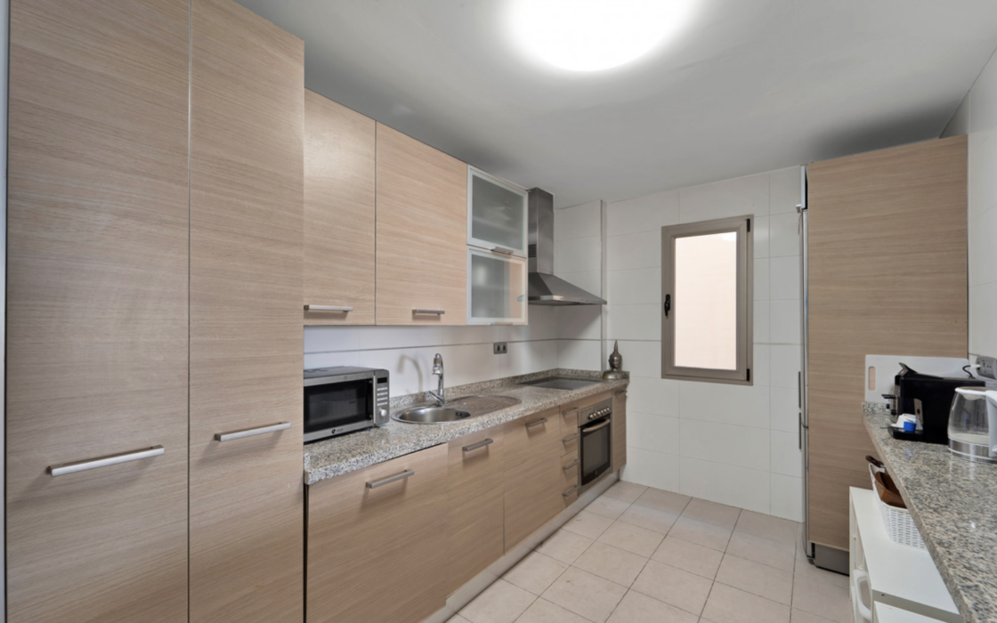 Просторная квартира 3+2 в Эстепоне с террасой у моря