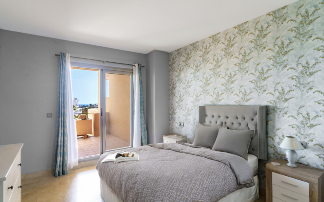 Просторная квартира 3+2 в Эстепоне с террасой у моря