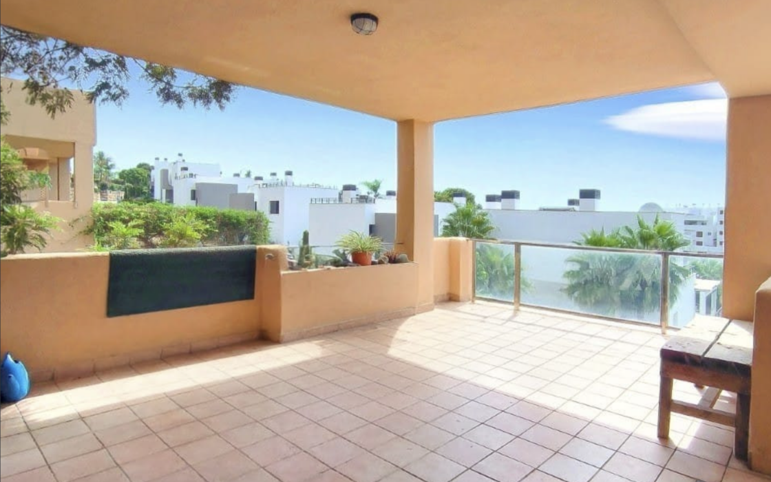 Просторная квартира 3+2 в Эстепоне с террасой у моря