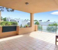 Просторная квартира 3+2 в Эстепоне с террасой у моря