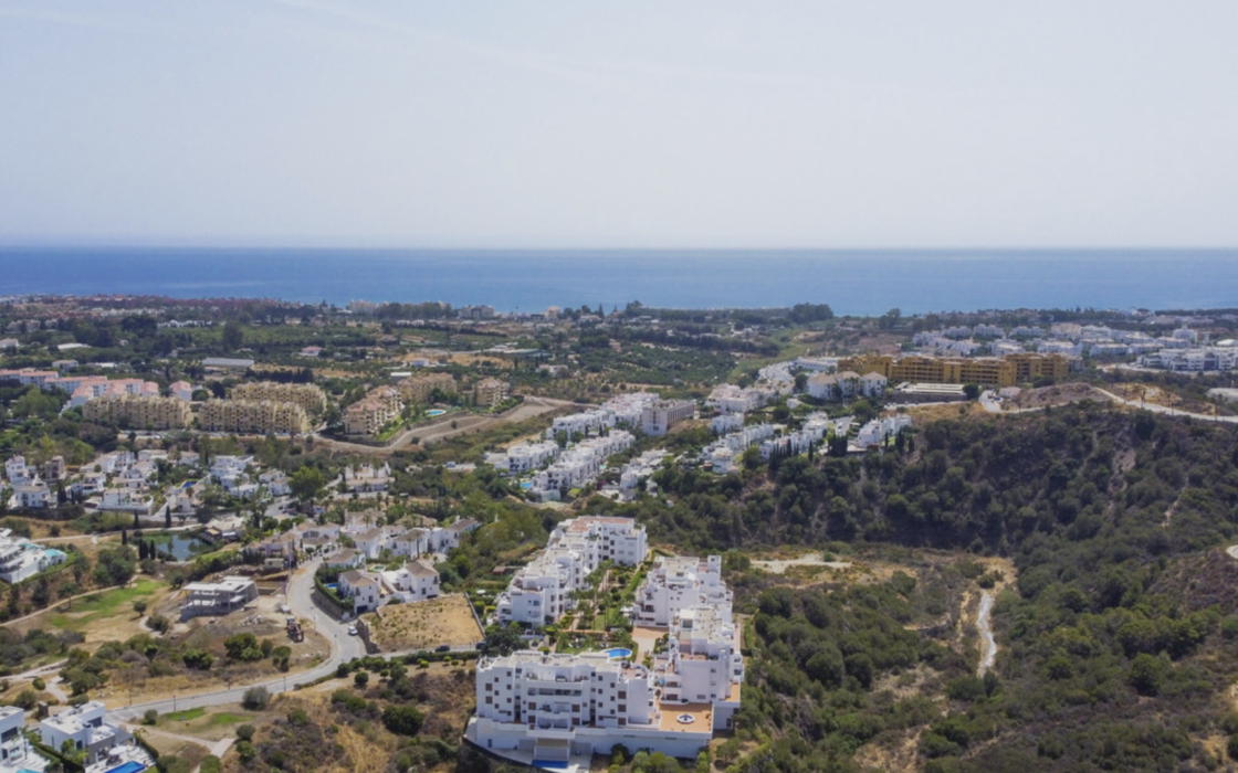 Просторная квартира 3+2 в Эстепоне с террасой у моря