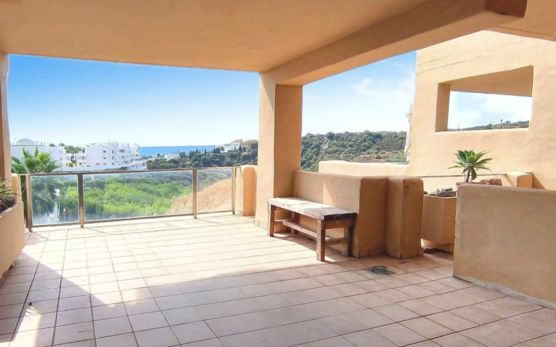 Просторная квартира 3+2 в Эстепоне с террасой у моря