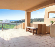 Просторная квартира 3+2 в Эстепоне с террасой у моря