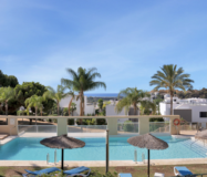 Просторная квартира 3+2 в Эстепоне с террасой у моря