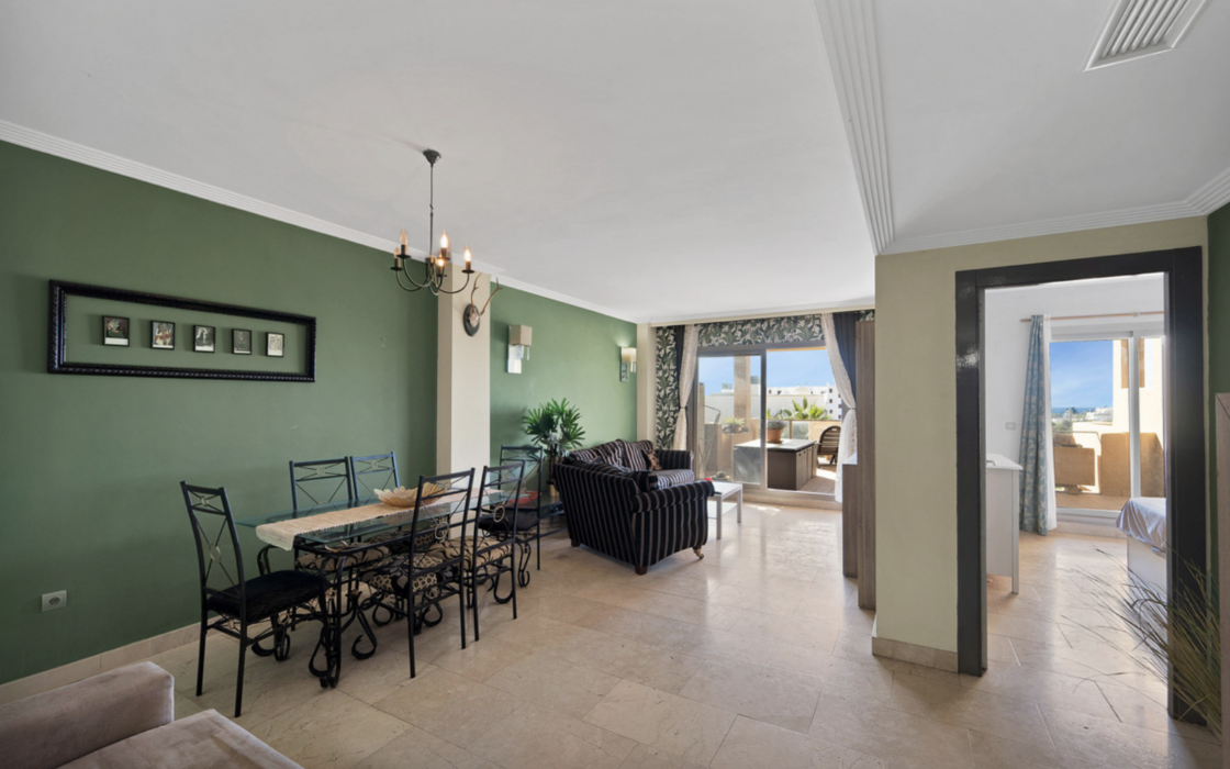 Просторная квартира 3+2 в Эстепоне с террасой у моря