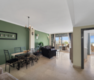 Просторная квартира 3+2 в Эстепоне с террасой у моря