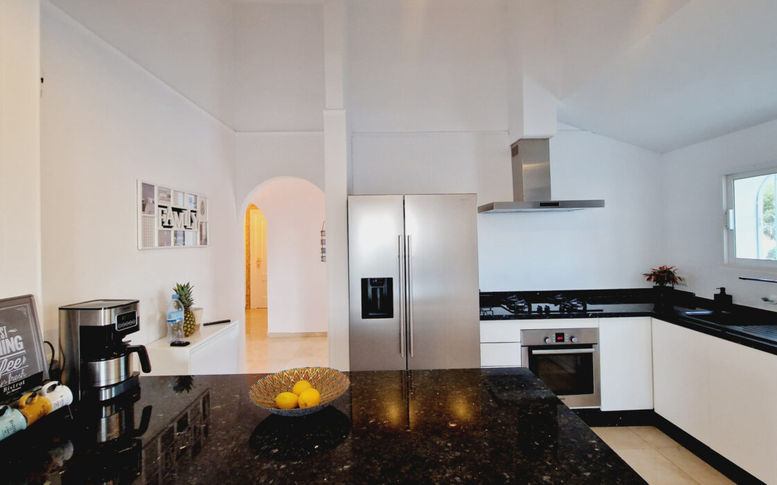 Вілла в Естепоні, 272 кв.м, стиль і море поруч