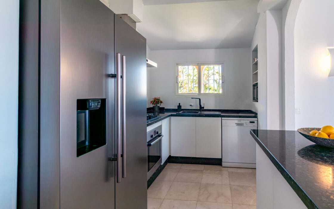 Вілла в Естепоні, 272 кв.м, стиль і море поруч