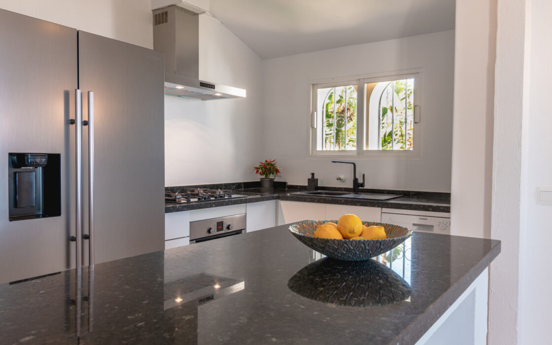 Вілла в Естепоні, 272 кв.м, стиль і море поруч