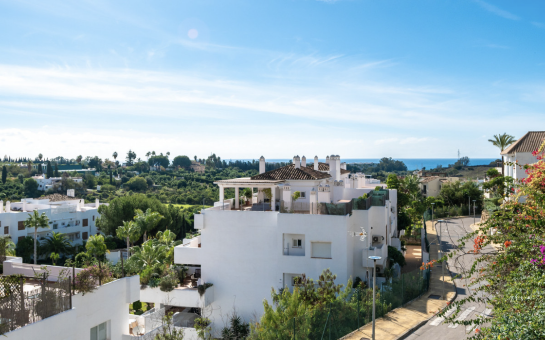 Простора квартира з трьома спальнями в Естепоні біля моря