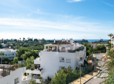 Простора квартира з трьома спальнями в Естепоні біля моря