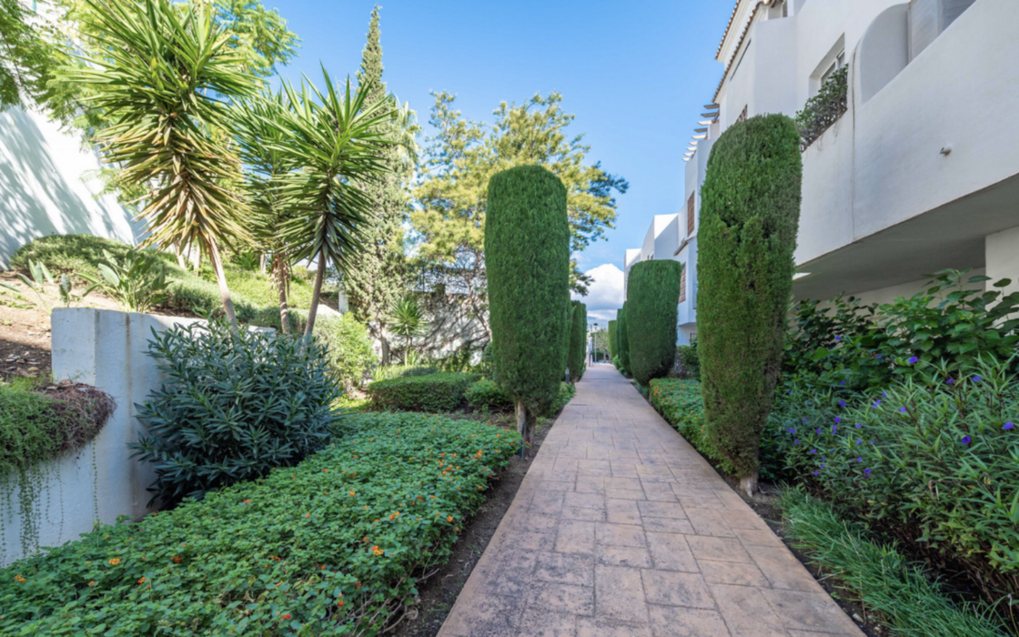 Простора квартира з трьома спальнями в Естепоні біля моря